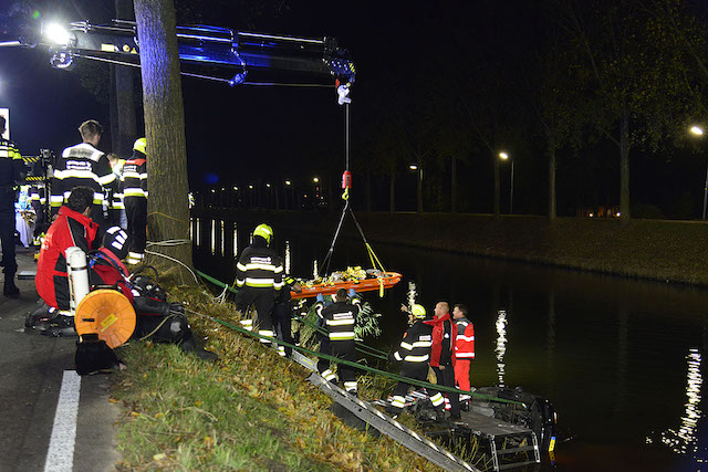 2021/174/20211030-01u40 GB 009 Middel HV Voertuig te water Hoofdweg Lijnden.jpg